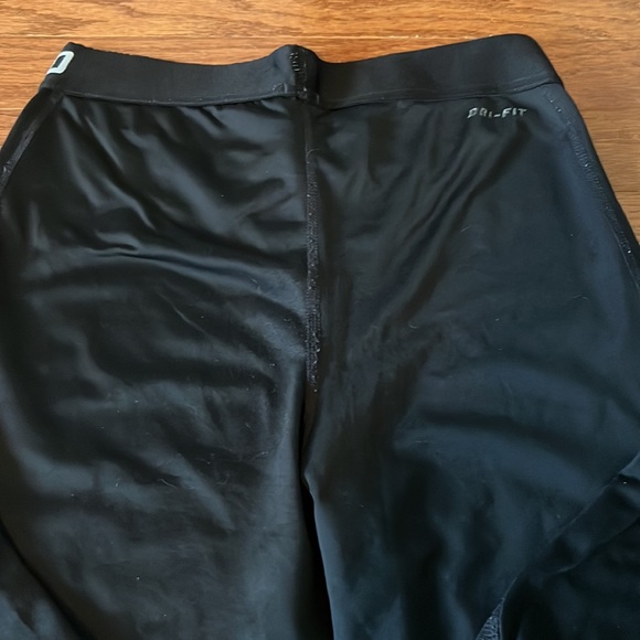 Medium Nike Pro Capris - Picture 3 of 4